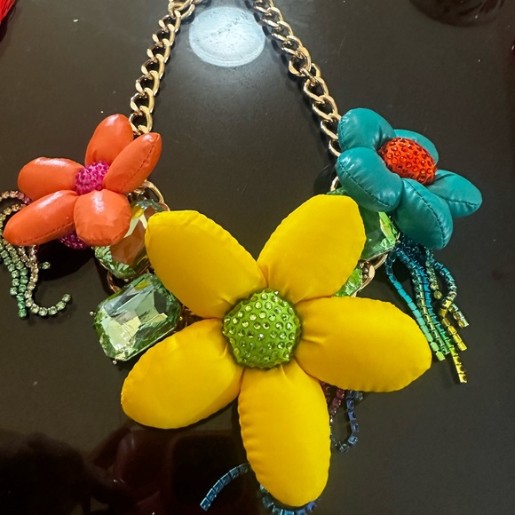 BETSEYS PUFFY FLOWER BIB NECKLACE MULTI - Picture 5 of 6